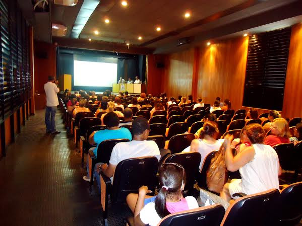 Quem desenvolveu o bate-papo foi o professor Moisés Pereira, o diretor do Departamento de Literatura da Fundação Cultural Jornalista Oswaldo Lima, Alcir Alves, e o pesquisador Sérgio Risso, que estuda a obra de José Cândido (Foto: Divulgação)