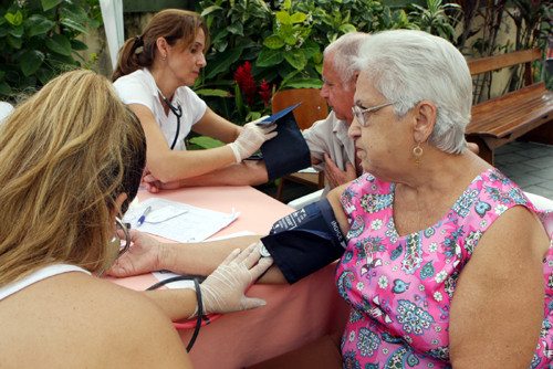 O programa oferece atendimento médico, aferição de pressão arterial, glicemia capilar, exames de eletrocardiograma, além do cadastramento de pacientes, orientação e prevenção das doenças (Foto: Gerson Gomes)