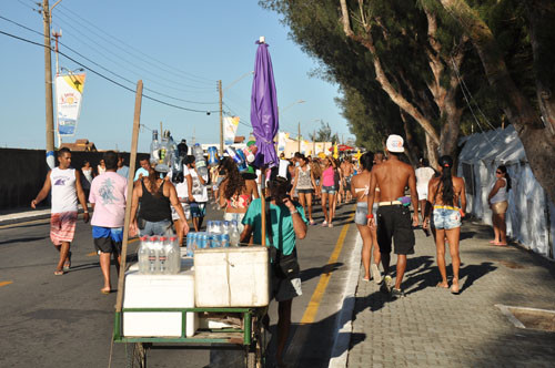 Ao todo, 250 ambulantes atuam no Verão da Família 2014 com crachás e cartões fornecidos pela Subsecretaria de Posturas (Foto: Antônio Leudo)