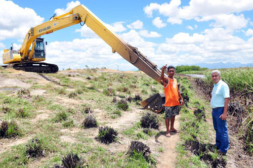 O secretário de Agricultra acompanha a limpeza do Canal do Rio da Prata (Foto: César Ferreira)