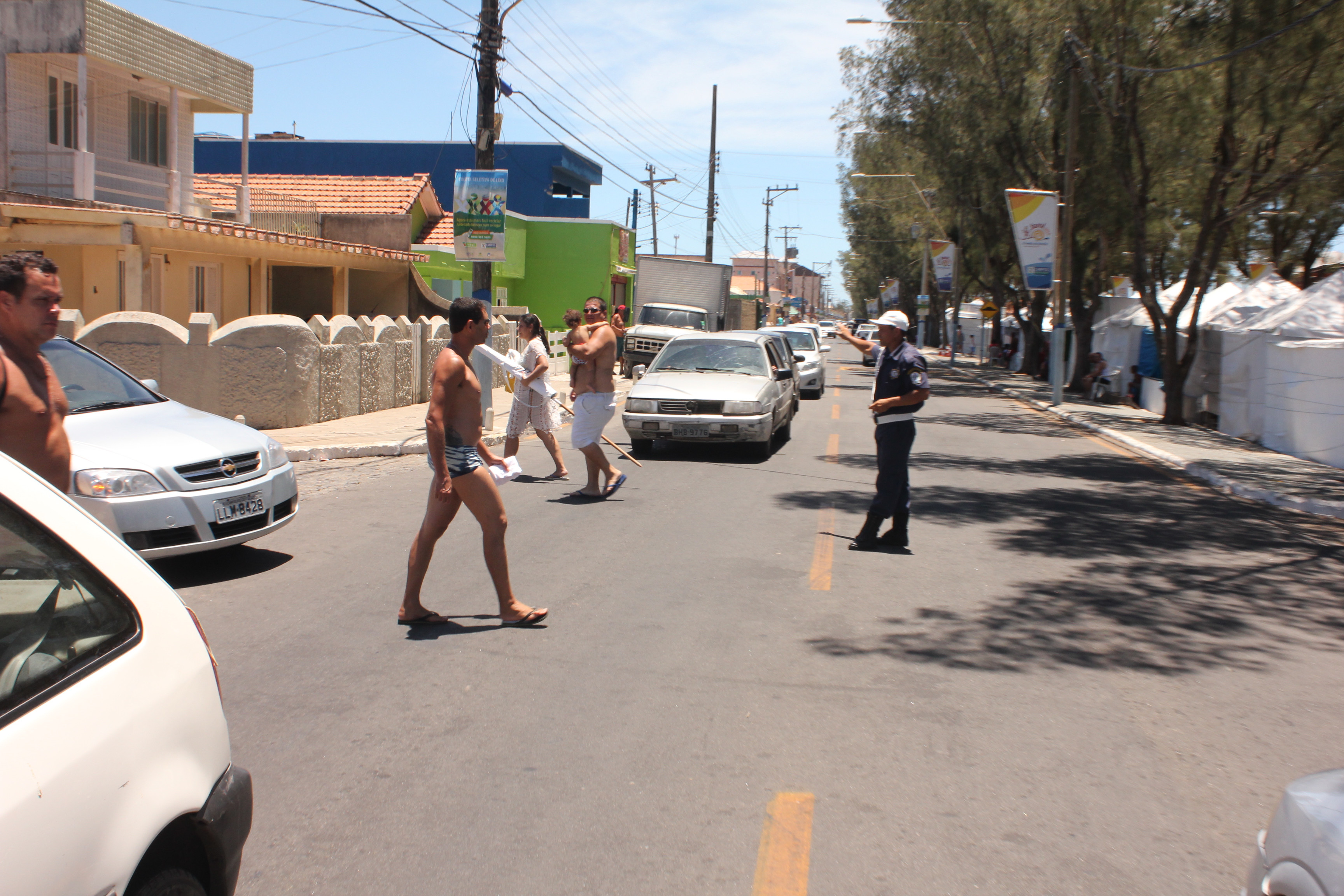 Com o movimento maior, durante a temporada de verão, há grande procura por imóveis na praia campista (Foto: Secom)