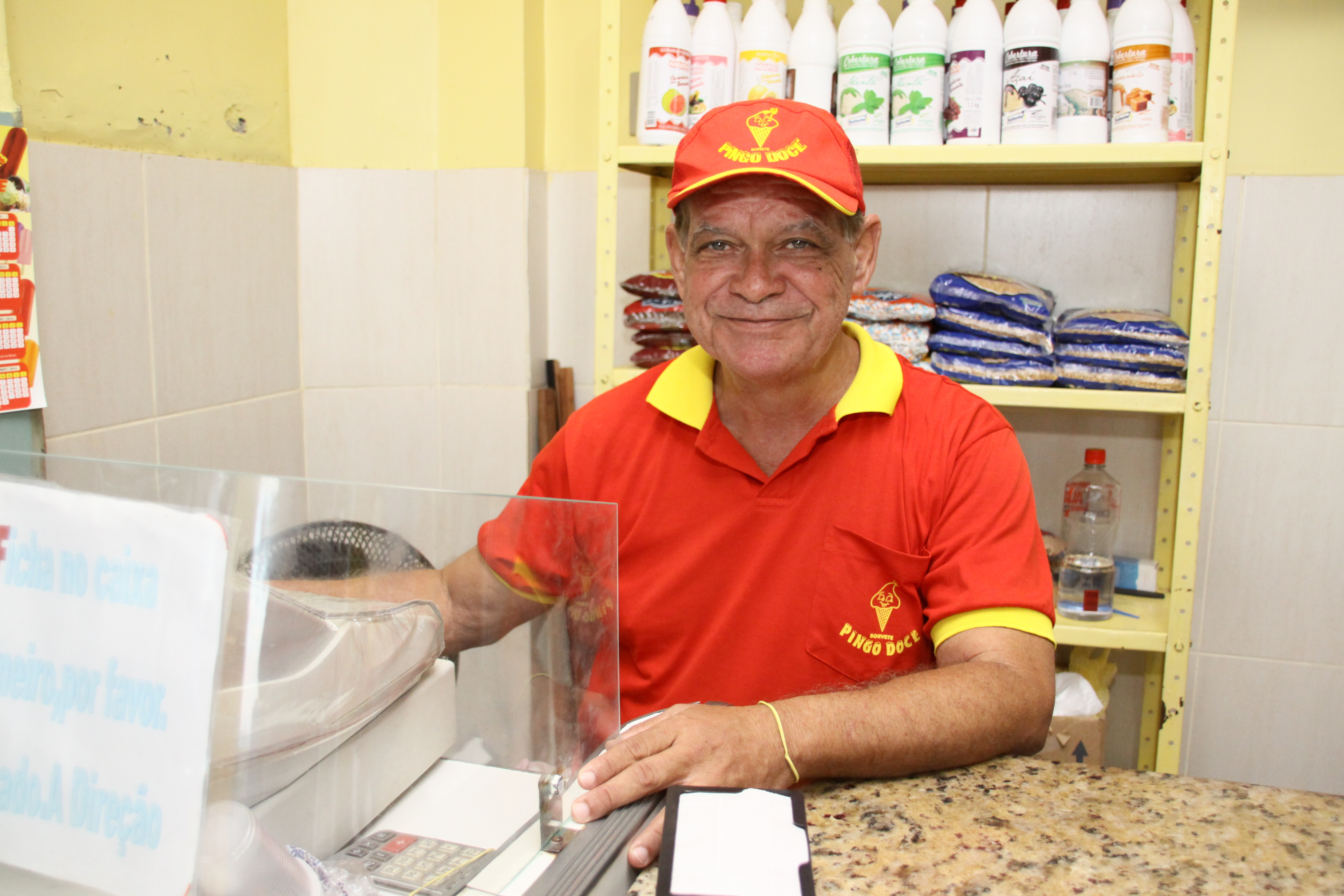 Ricardo Silva é dono de uma sorveteria no Farol e está feliz com as vendas de janeiro (Foto: Divulgação)