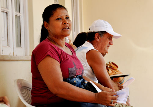 A proprietária de um restaurante, Isabel Cristina, lezalizou sua atividade nesta quarta-feira (Foto: Rodolfo Lins)