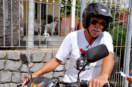 O morador do Parque Vicente Dias, o técnico Osmar Harters Radtke, 56 anos, considera bom, o trabalho de prevenção e combate à dengue realizado pela Prefeitura de Campos. Mas não basta apenas o poder público fazer. (Foto: Rodolfo Lins)