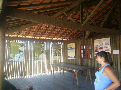 Alguns banners contam a história do Solar do Colégio, onde funciona o Arquivo Público Municipal Waldir Pinto de Carvalho, localizado no distrito de Tocos (Foto: Secom)