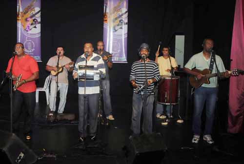 Nesta sexta-feira (21), o grupo de samba e pagode, Força Maior, se apresenta à meia-noite, na Tenda Cultural, na praia do Farol de São Tomé. (Foto: Secom)