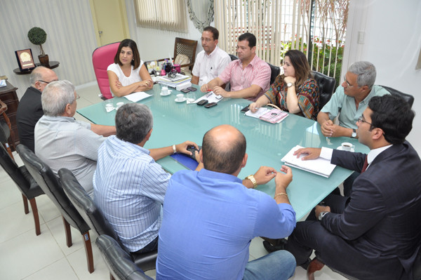 A prefeitra Rosinha Garotinho se reuniu com os representantes da RFFSA, FCA e ABPF nesta sexta-feira, em seu gabinete (Foto: Gerson Gomes)