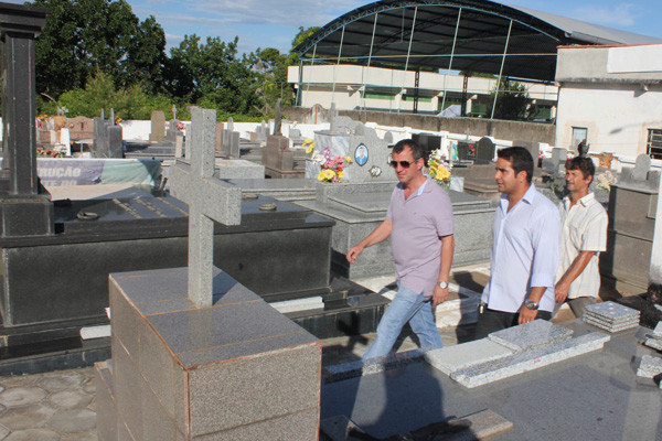 O Cemitério de Morro do Coco foi o primeiro da região norte vistado pelo secretário Wainer Teixeira (Foto: Secom)