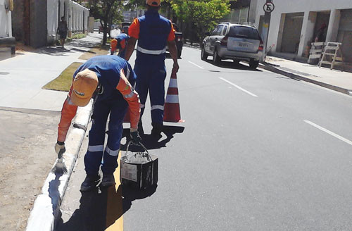 A pintura de meio fio está entre os serviços realizados pela equipe de limpeza pública (Foto: Divulgação)