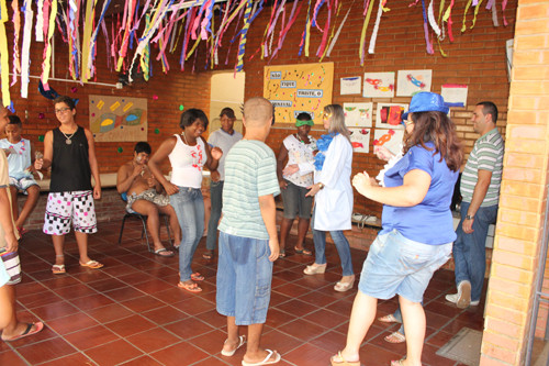 A decoração do espaço e as máscaras e os colares usados na festa foram confeccionadas pelos assistidos (Foto: Secom)