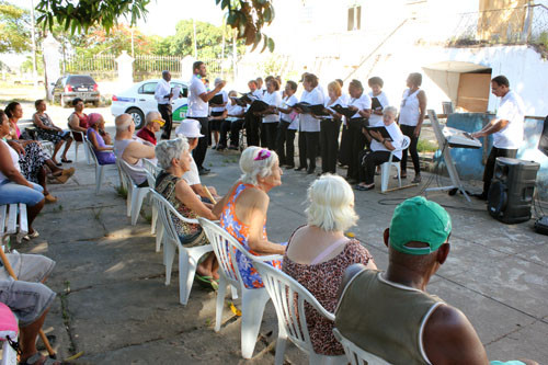 O Coral Doce Canto voltou a se apresentar no Asilo do Carmo a pedido dos idosos (Foto: Secom)
