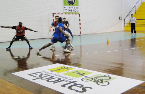 Os atletas estão treinando desde a útima segunda-feira (19) no ginásio (Foto: Divulgação)