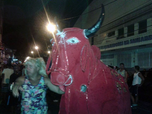 O desfile do Boi Capeta, na sexta-feira, já é tradição no carnaval de Campos (Foto: Divulgação)