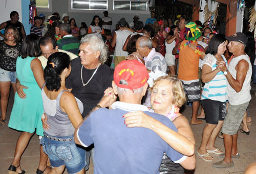 Os idosos se divertiram ao som de Mário do Forró (Foto: Antônio Leudo)