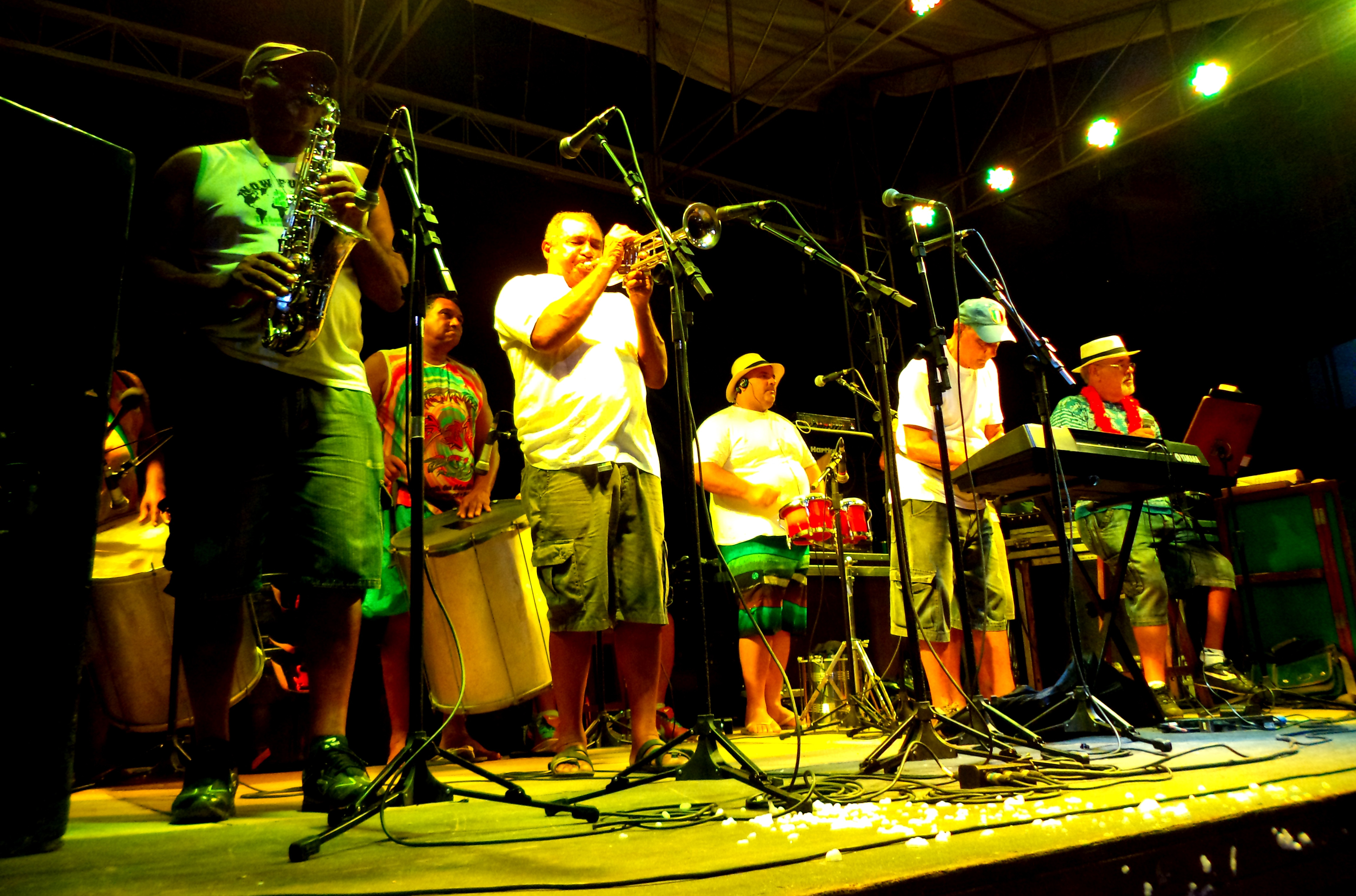 Gerson Jones e banda animaram foliões de todas as idades (Foto: Secom)