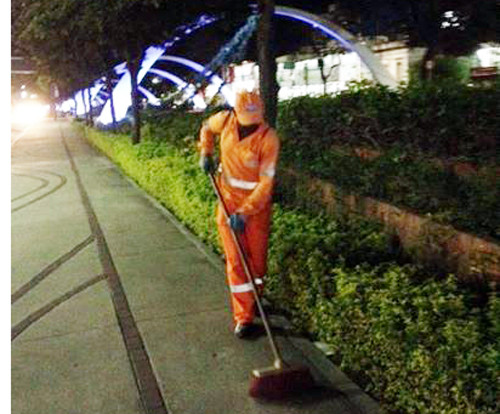 Varredor trabalha na varrição da nova Beira-Valão (Foto: Divulgação)