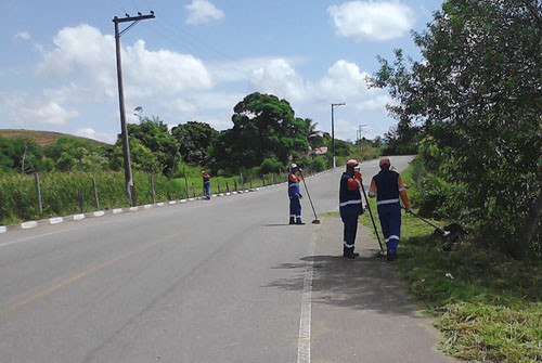 Várias equipes padrão estão espalhadas por todo o município para garantir a limpeza nos bairros, distritos e localidade (Foto: Divulgação)