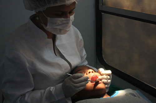 A aluna Iara Barbosa Pereira, 11 anos, aproveitou a presença da equipe do programa para ir ao dentista (Foto: Rodolfo Lins)