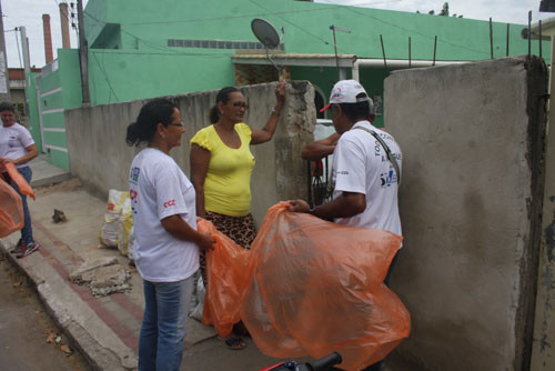 Até sexta-feira os agentes de combate a endemias do CCZ devem visitar 6.570 imóveis nos dois bairros (Foto: Rodolfo Lins)