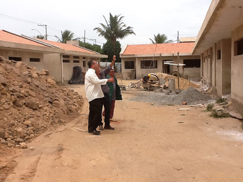 Secretário Edilson Peixoto inspecionou nesta segunda-feira, as obras de construção da creche-escola de Travessão (Foto: Divulgação)