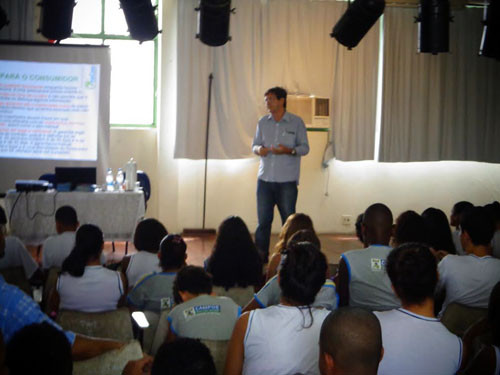 A palestra, promovida pelo Procon, foi ministrada para alunos do da Escola Municipal Vilma Tâmega (Foto: Divulgação)