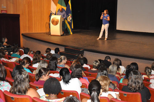 A informação foi dada pela secretária municipal de Educação, Cultura e Esportes de Campos, Marinéa Abude, nesta terça-feira (11), no Teatro Municipal Trianon, durante reunião de gestores de escolas e creches (Foto: Secom)