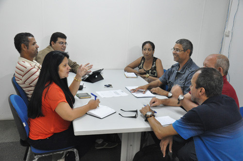 Á presidente da Emhab, Simone Muniz, se reuniu com a equipe ´tecnica (Foto: Rogério Azevedo)
