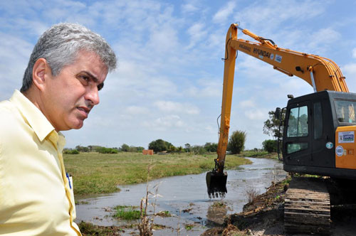 Secretário de Agricultura, Eduardo Crespo, acompanha trabalho das máquinas no Canal Maravilha (Foto: César Ferreira)
