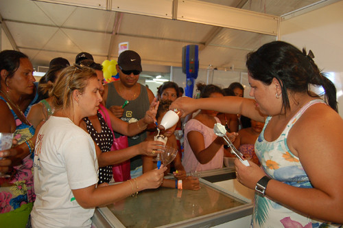 Foram contabilizados 3 mil quilos de alimentos arrecadados e mais de 3 mil litros de sorvetes distribuídos (Foto: Secom)