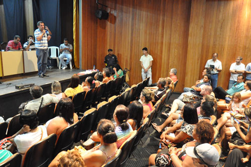 O presidente da Codemca se reuniu com os ambulantes do Centro na noite desta sexta-feira, no Palácio da Cultura (Foto: Rodolfo Lins)