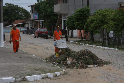 O serviço de limpeza na praia e na cidade está garantido no Carnaval (Foto: Antônio Leudo)