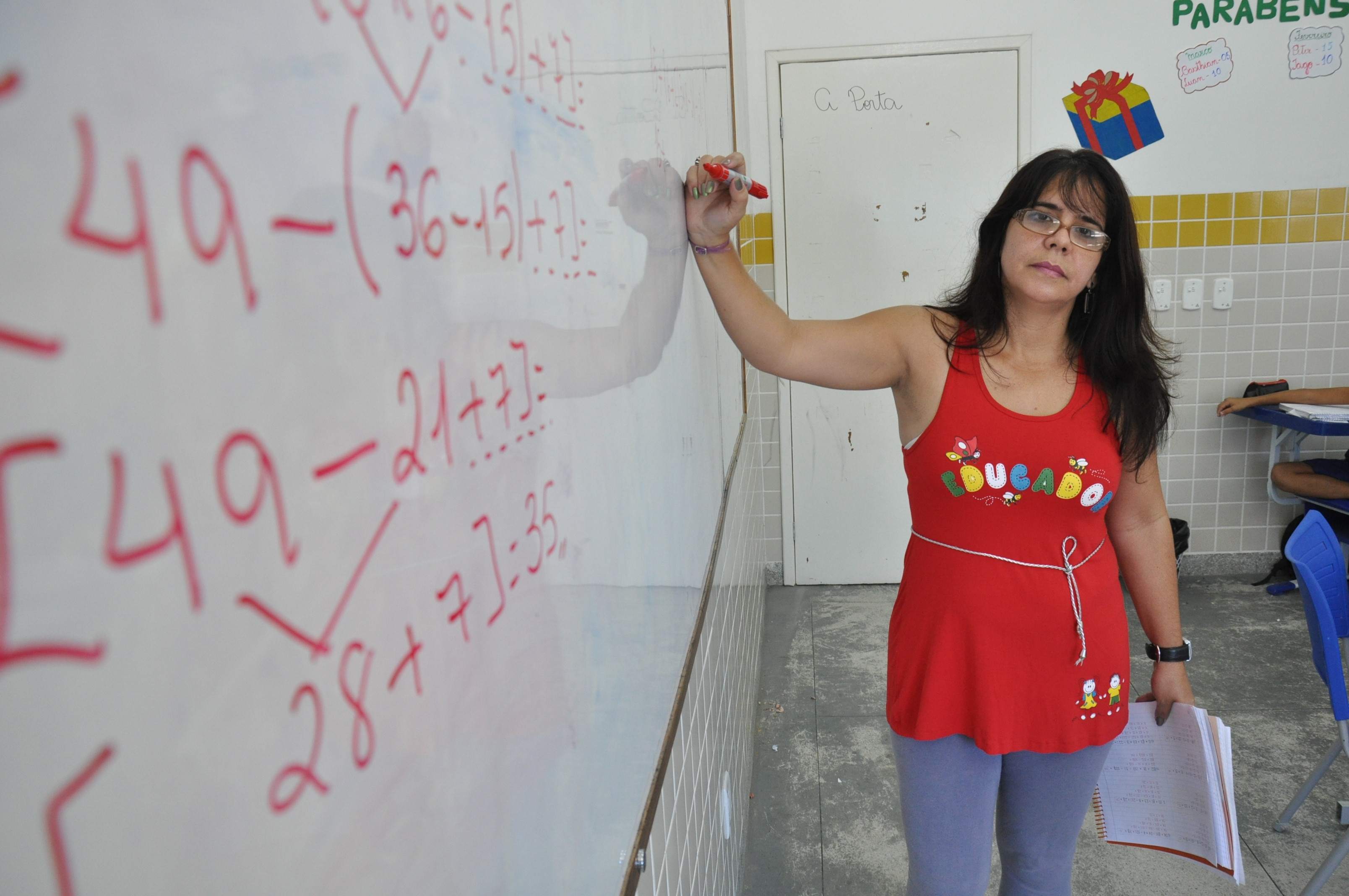 A professora Deise Pandino foi aprovada no concurso público, realizado pela prefeitura em 2012 (Foto: Rodolfo Lins)
