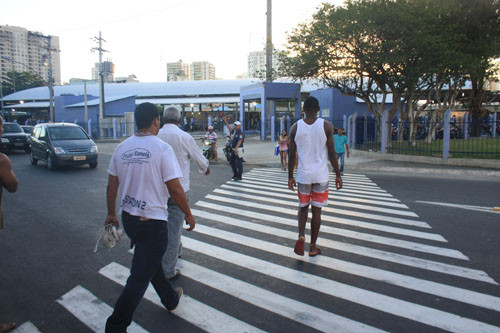 A nova faixa de pedestres vai reforçar a segurança para pedestres e motoristas (Foto: Secom)