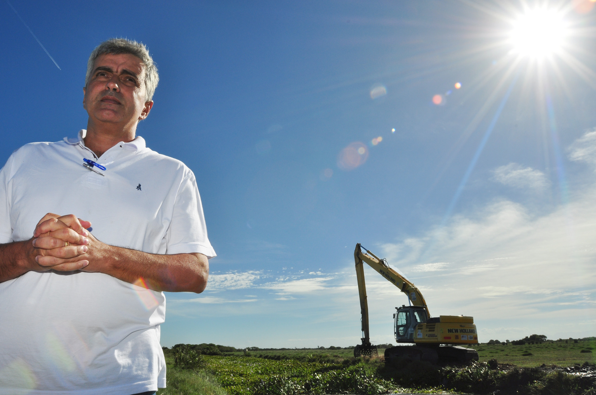 O secretário Eduardo Crespo acompanhando os trabalhos no Canal Maravilha (Foto: César Ferreira)