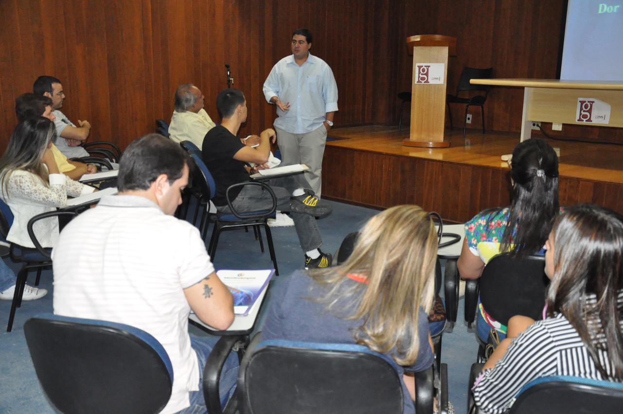 O professor da disciplina de Emergência Médica da Faculdade de Medicina de Campos e médico do Serviço de Cardiologia do Hospital Universitário Pedro Ernesto, Elias Antônio Yunes, é o instrutor do curso (Foto: Secom)