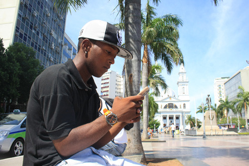 O estudante, Diogo da Costa Azevedo, 17,que a internet da Praça Digital é muito rápida (Foto: Secom)