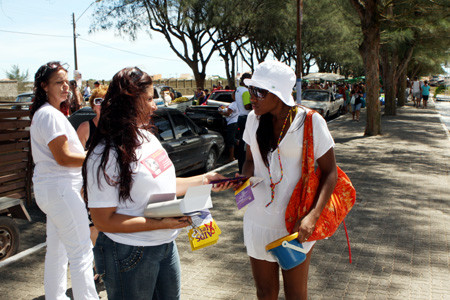 foram distribuidos panfletos e preservativos na orla da praia campista (Foto: césar ferreira)