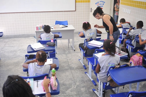 Dois mil oitocentos e onze professores serão beneficiados, sendo 800 de creches e 2.011 de escolas (Foto: Secom)