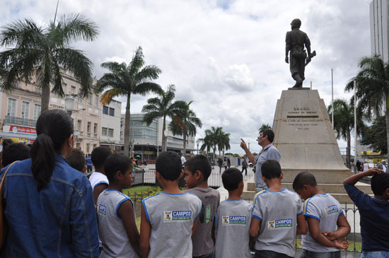 Com previsão de atendimento a 10 mil pessoas até o final deste ano, o projeto City Tour, da Secretaria de Desenvolvimento Econômico e Turismo, vai levar alunos da Escola João XXIII a pontos históricos, culturais e turísticos de Campos, nesta qui (Foto: Secom)