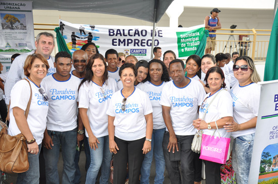 A equipe da secretaria de Trabalho e Renda apresentou no Cepop a lista de oportunidades oferecida pelo Balcão de emprego (Foto: Rogério Azevedo)
