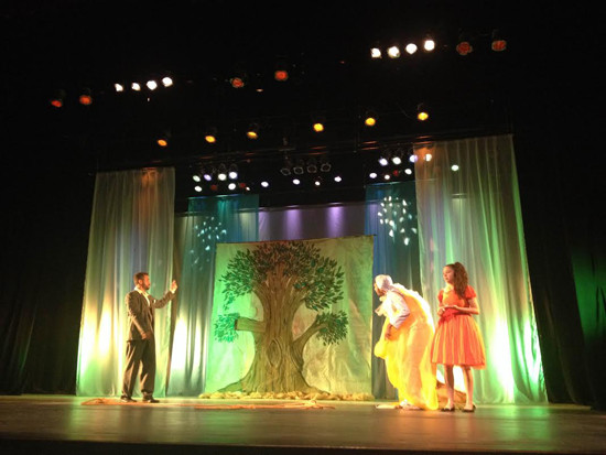 O espetáculo infantil A menina e o vento foi apresentado por alunos do Curso Livre de Teatro (Foto: Divulgação)