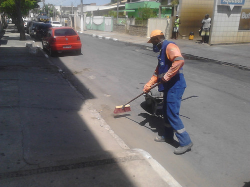 As esquipes de limpeza realizam serviços, como varrição, capina e pintura de meio fio (Foto: Divulgação)