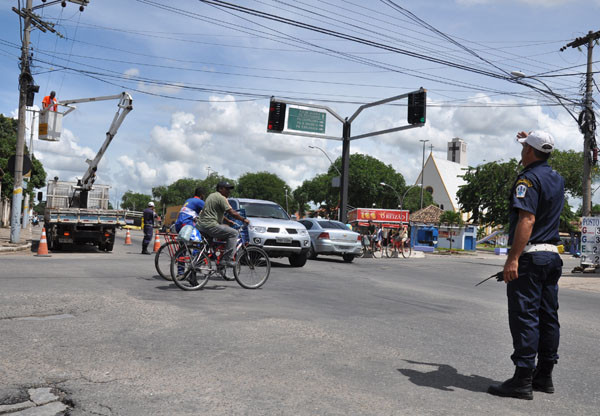 Enquino o IMTT troca a coluna do semáforo, a Guarda Municipal ajuda no controle do tráfego, para reduzir a retenção na BR 101. (Foto: Rodolfo Lins)