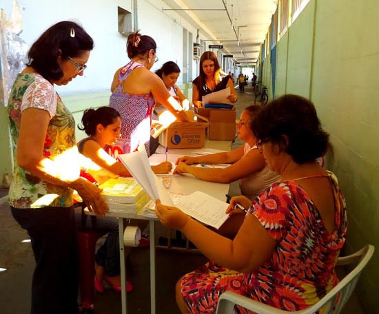 Representantes das unidades escolares da rede municipal de ensino vêm retirando, na Secretaria Municipal de Educação, Cultura e Esportes (Smece), os kits com as provas da primeira etapa da Avaliação da Alfabetização Infantil/Provinha Brasil (Foto: Divulgação)