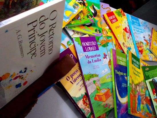 Os livros infanto-juvenis são adotadas pela Secretaria de Educação para incentivar a leitura nas escolas municipais (Foto: Secom)