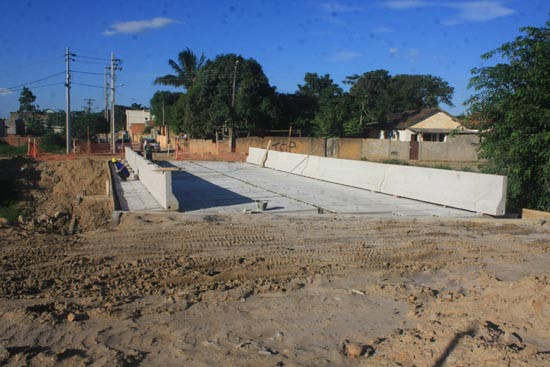 A ponte que a Prefeitura de Campos está construindo sobre o Canal Coqueiros, no distrito de Goitacazes, está na fase final (Foto: Secom)