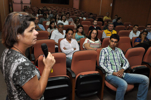 Cristiane Versiane apresentou levantamento do Departamento de Habitação e ações de responsabilidade social, inclusive destinadas a crianças e pescadores (Foto: Gerson Gomes)