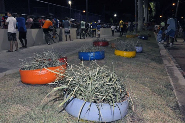 A novidade nas praças que estão recebendo projeto paisagístico são as jardineiras coloridas feitas de pneus (Foto: Gerson Gomes)