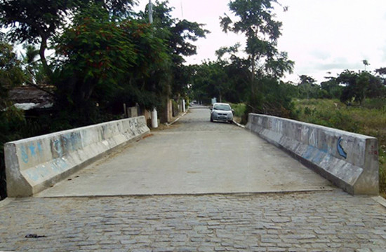 Nos últimos anos, quatro pontes e uma passarela foram construídas sobre o canal, unindo o bairro e dando opções de deslocamento aos moradores (Foto: Secom)