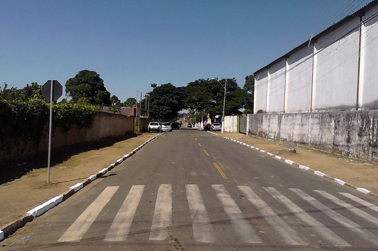 A Avenida Carmem Carneira está limpa, com os serviços realizados pelas equipes da Secretaria de Limpeza Pública, Praças e Jardins (Foto: Divulgação)